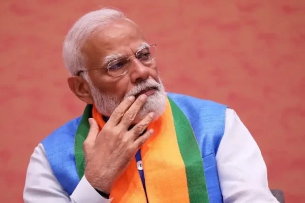 కాషాయ, ఆకుపచ్చ కండువాతో ఆలోచనలో మునిగి గడ్డంపై చేయి ఉంచిన ప్రధాని నరేంద్ర మోదీ